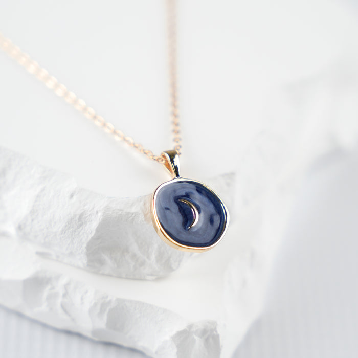 GOOD VIBES by SUM - Round Necklace with an Enamel Pendant