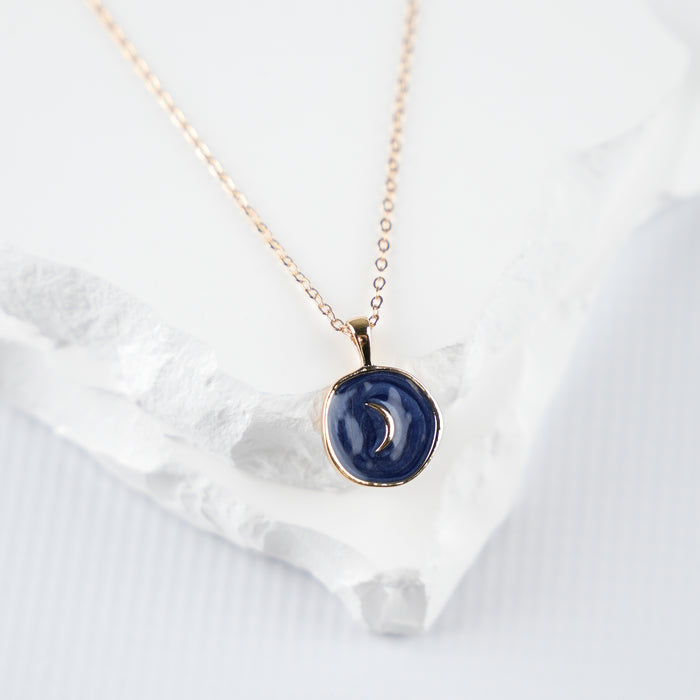 GOOD VIBES by SUM - Round Necklace with an Enamel Pendant