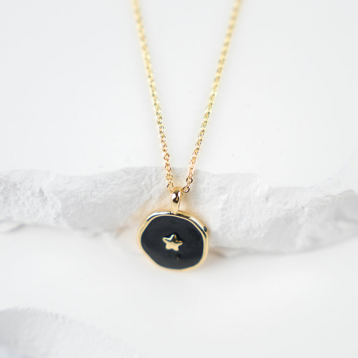 GOOD VIBES by SUM - Round Necklace with an Enamel Pendant